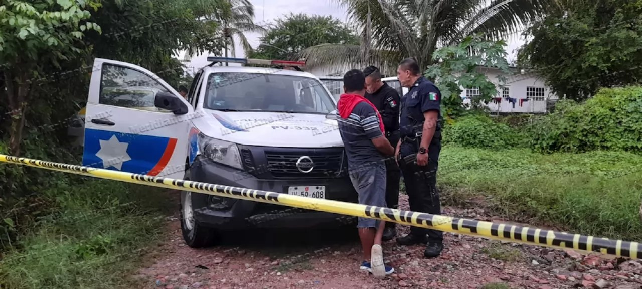 ¡hallaron un cadáver colgado de un árbol!