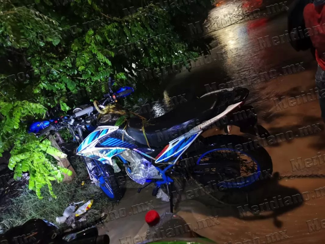 ¡vive para contarlo, motociclista fue arrastrado por la corriente!