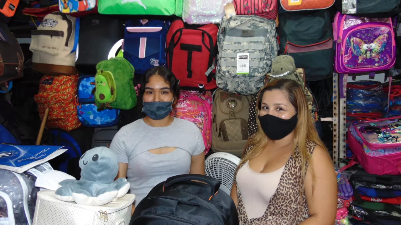 Desilusiona a comerciantes de mochila la suspensión del regreso a aulas