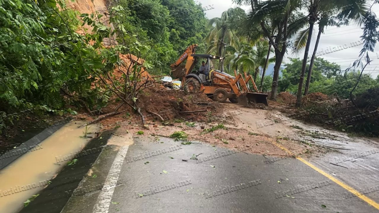 ¡derrumbes provocaron caos sobre la federal 200!
