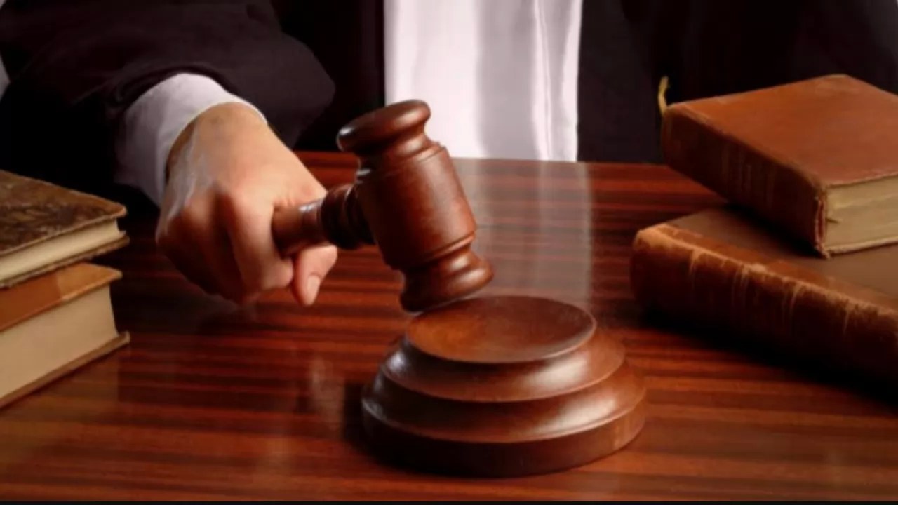 Bajo análisis foto de detenido con ojos tapados