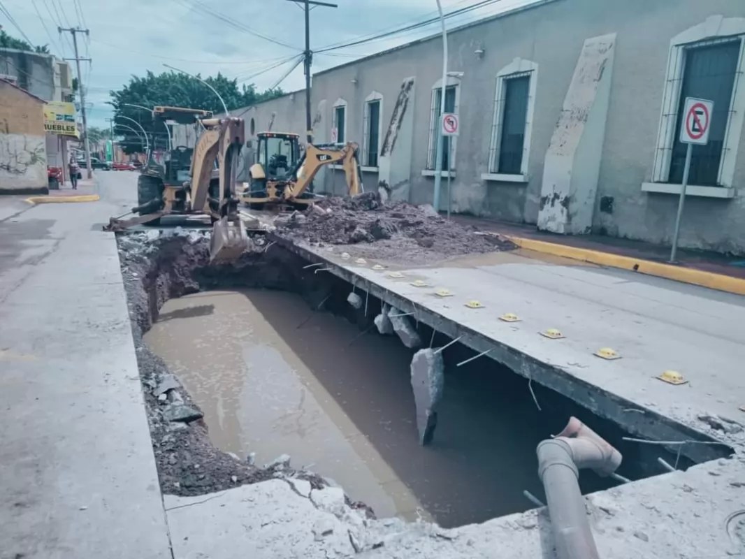 Se registra socavón en avenida 12 de Octubre