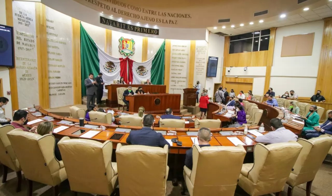 Reconocen diputados con minuto de aplausos a personal médico