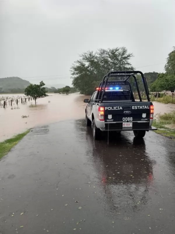 Se desborda arroyo El Bejuco en Rosamorada