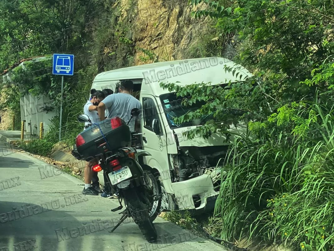 ¡por culpa de un despistado taxista chocó contra el cerro!