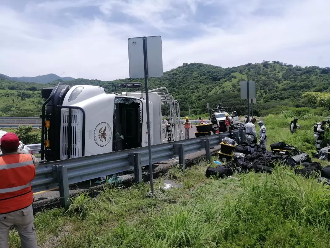 ¡se volcó un camión de la guardia nacional!