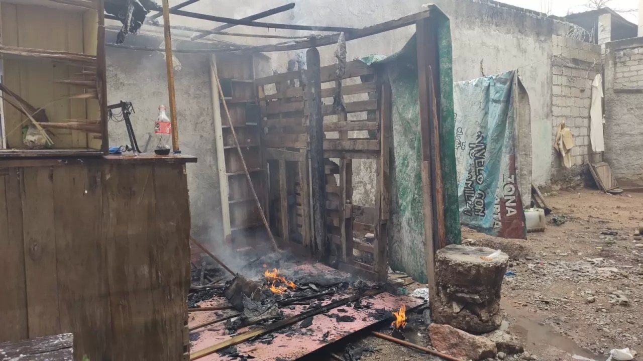 ¡se incendió  humilde casa!