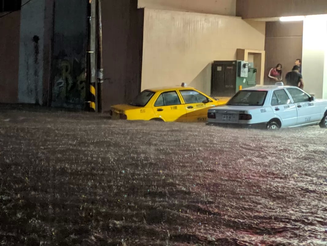 Más de 10 colonias afectadas tras diluvio en Tepic