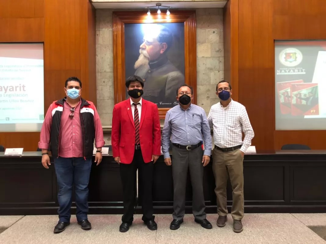 Presenta Martín Ulloa su libro \"Nayarit nueva legislación\"