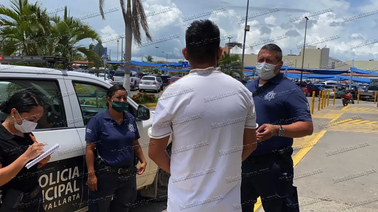 ¡tres empistolados le robaron su auto!