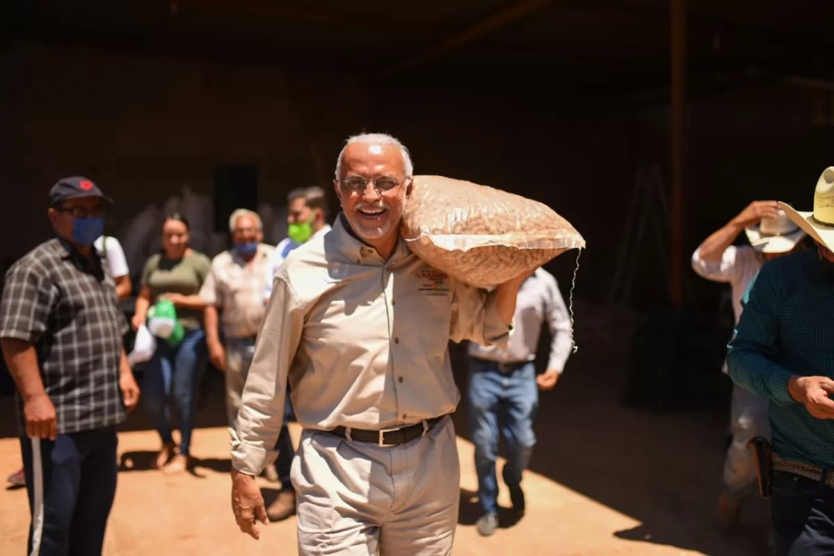 Apuesta Navarro Quintero a una agroindustria con salarios dignos