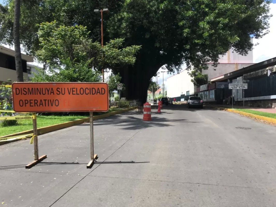 Cierran carril del nodo vial de la Cruz por reparación de alcantarilla