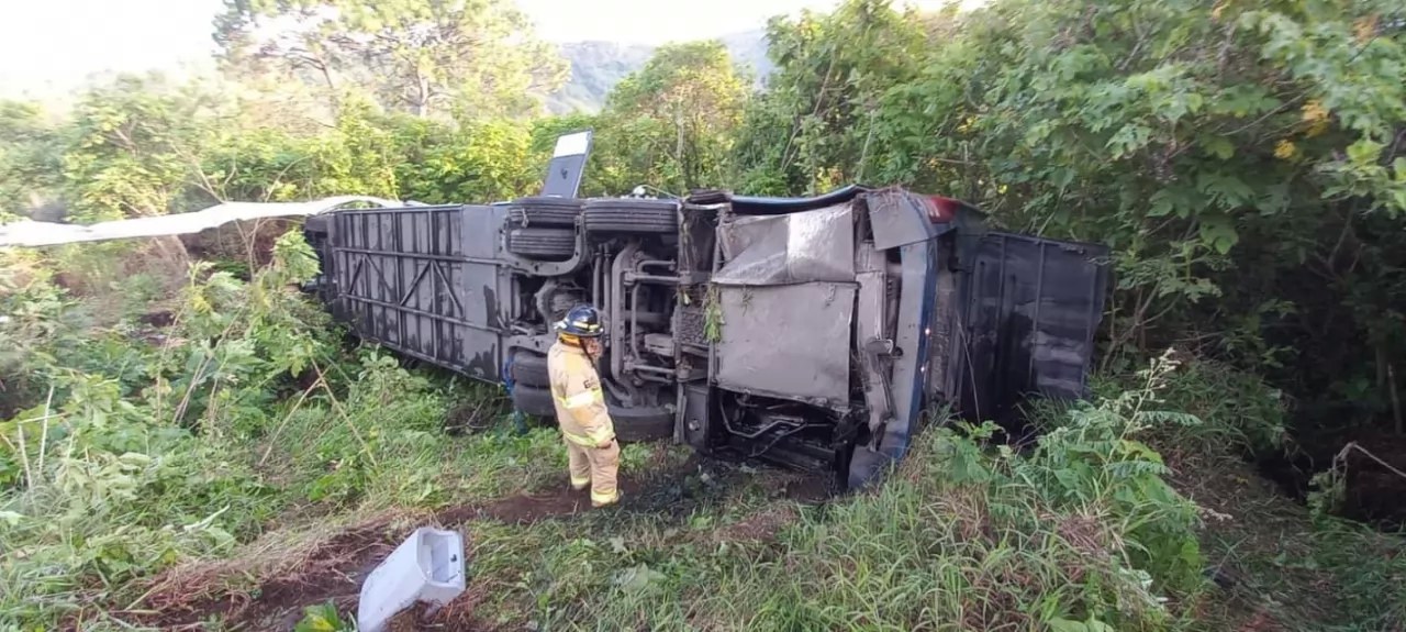 Vuelca autobús con 21 pasajeros a bordo