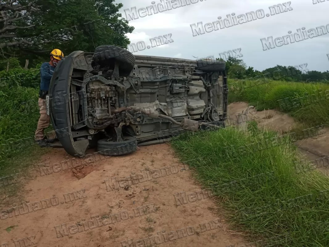 ¡vecinos de el colomo sufrieron volcadura!