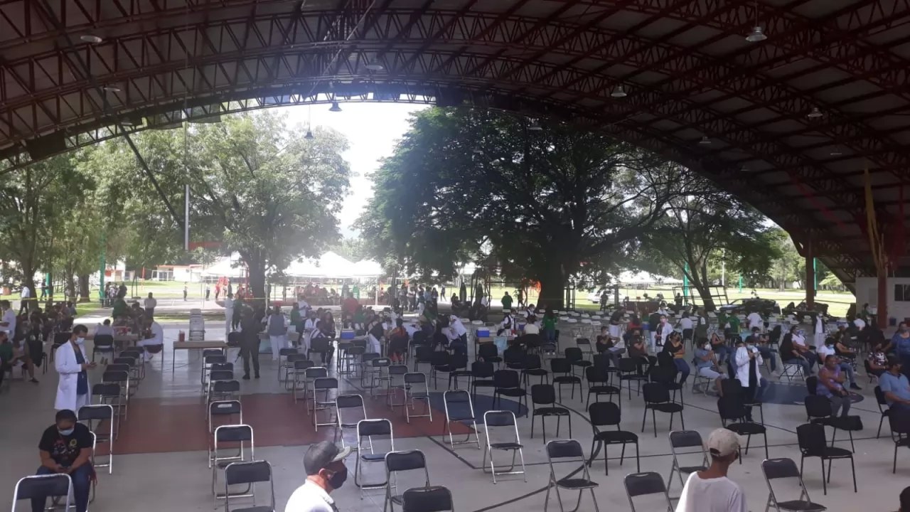 Así arrancó la vacunación millennial en Tepic