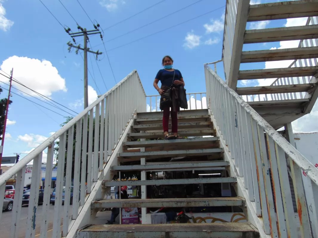 Piden a agentes vialidad vigilar que transeúntes usen el puente peatonal