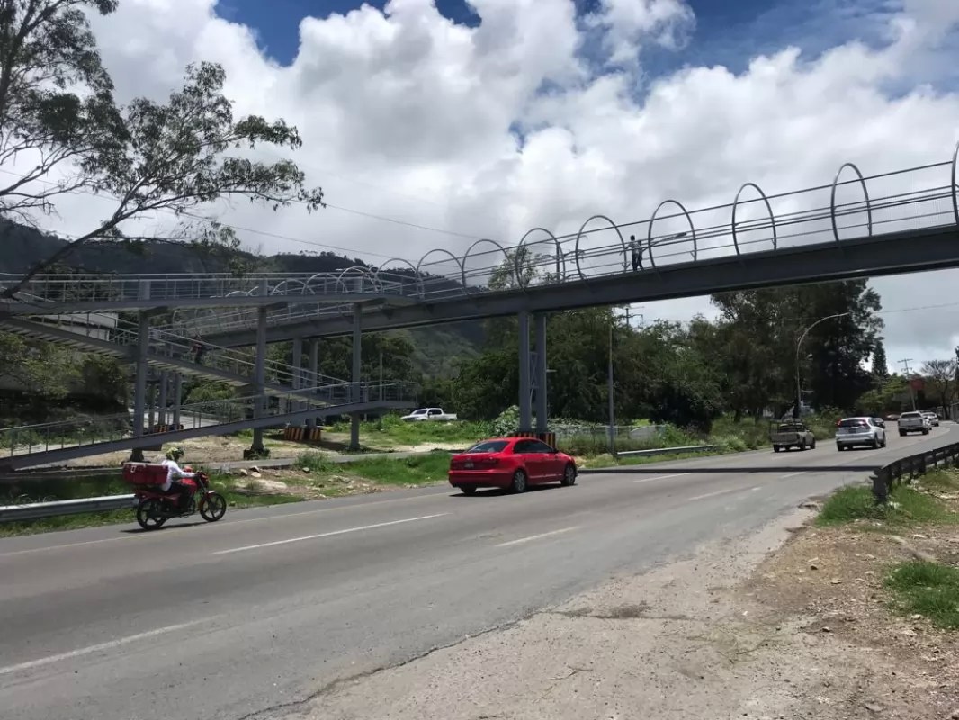 Concluye construcción de puente peatonal en el Libramiento