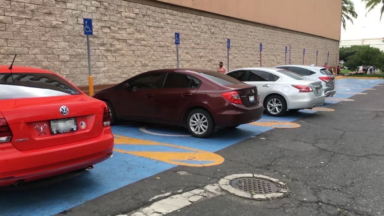 Pagan 700 pesos de multa por no respetar lugares para discapacitados