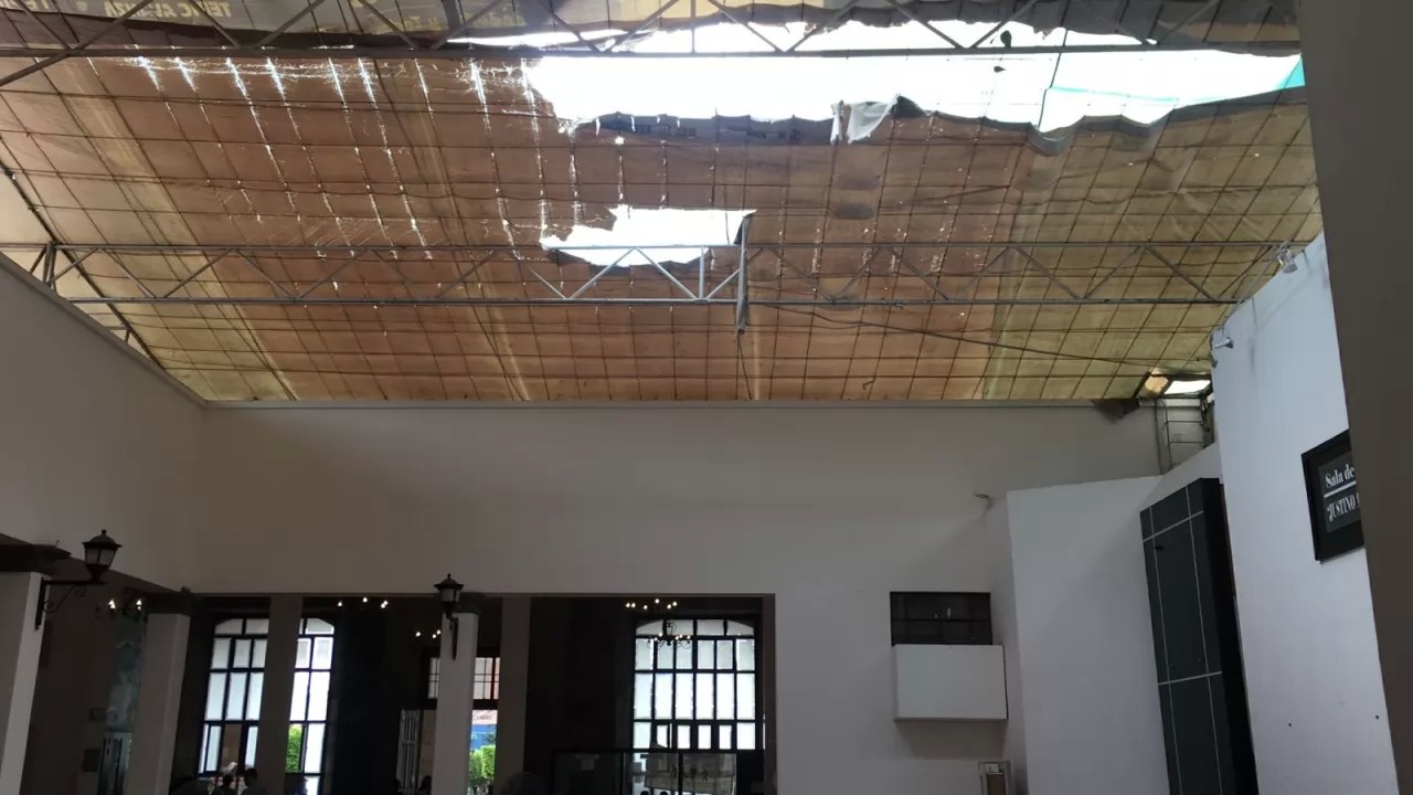 Colapsa toldo del Ayuntamiento de Tepic; Ya se está reparando