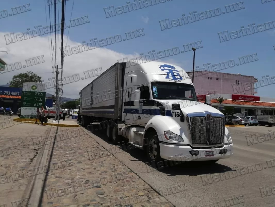 ¡trailer chocó con un poste!