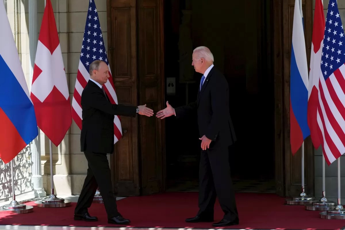 Biden y Putin se dan la mano en primera cumbre en Ginebra