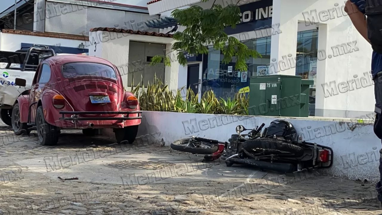 ¡vocho atropelló a 2 motociclistas!