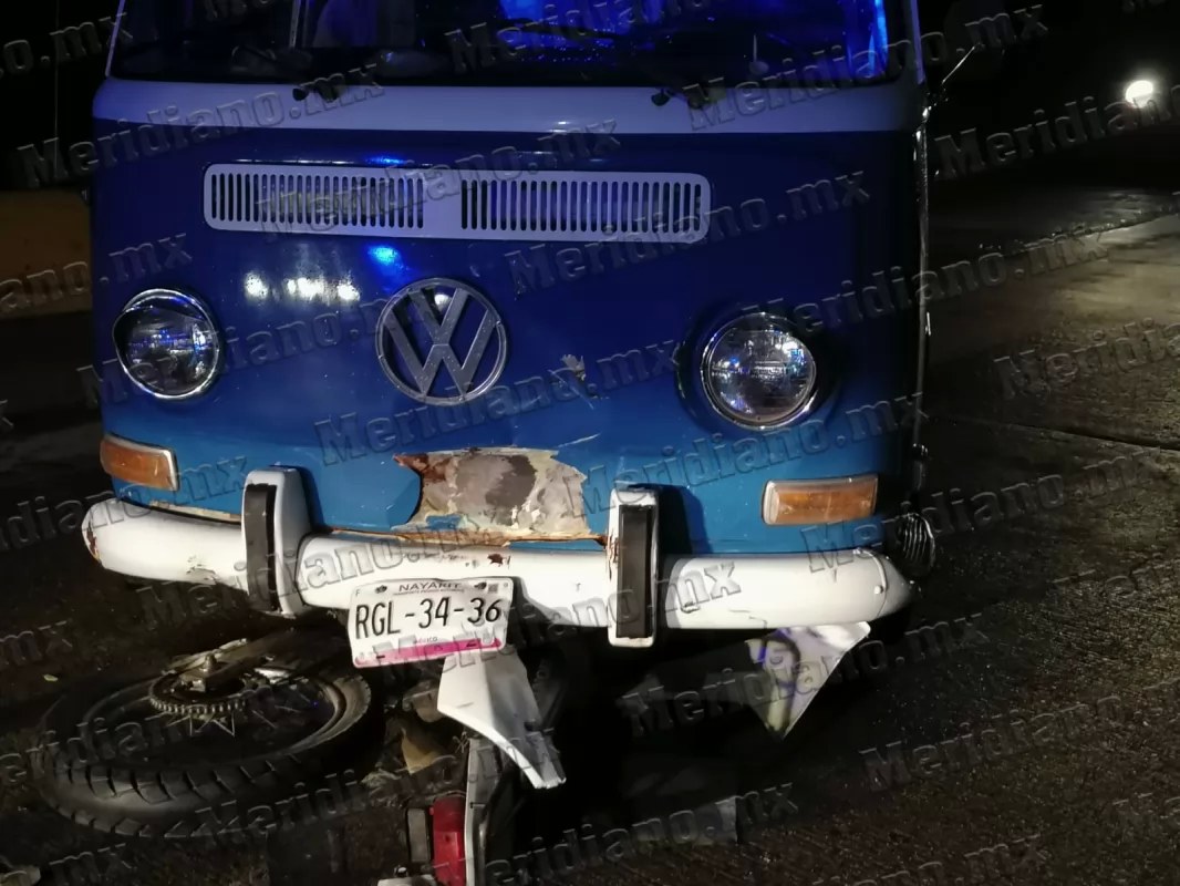 ¡combi fracturó a un motociclista!
