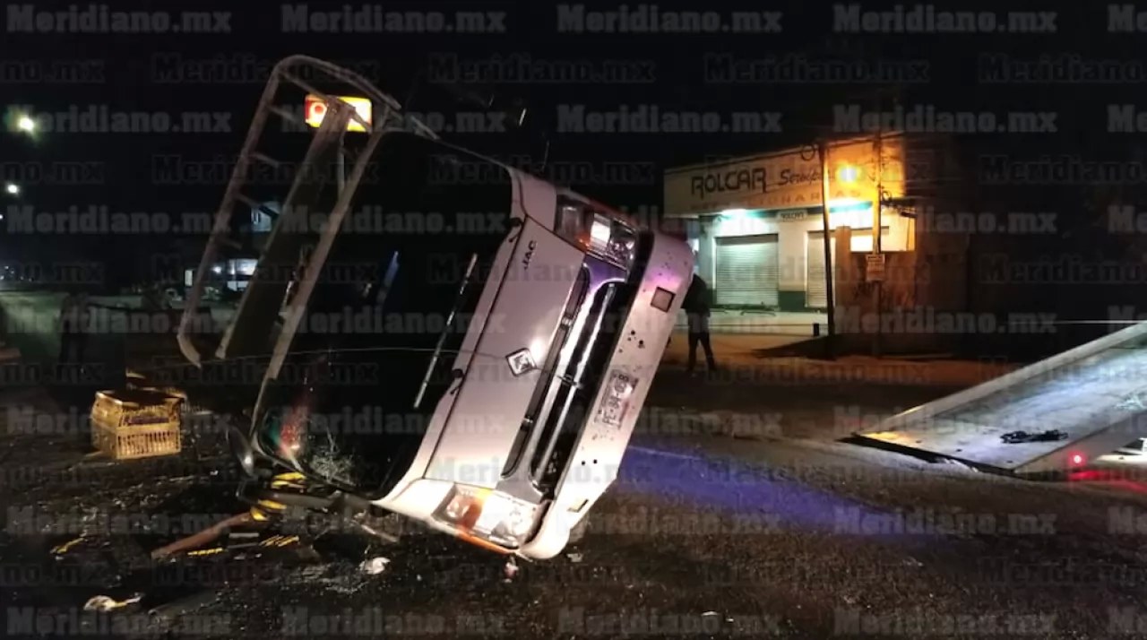 ¡Volaron los pollos!: Camión de Alpera sufre aparatoso accidente