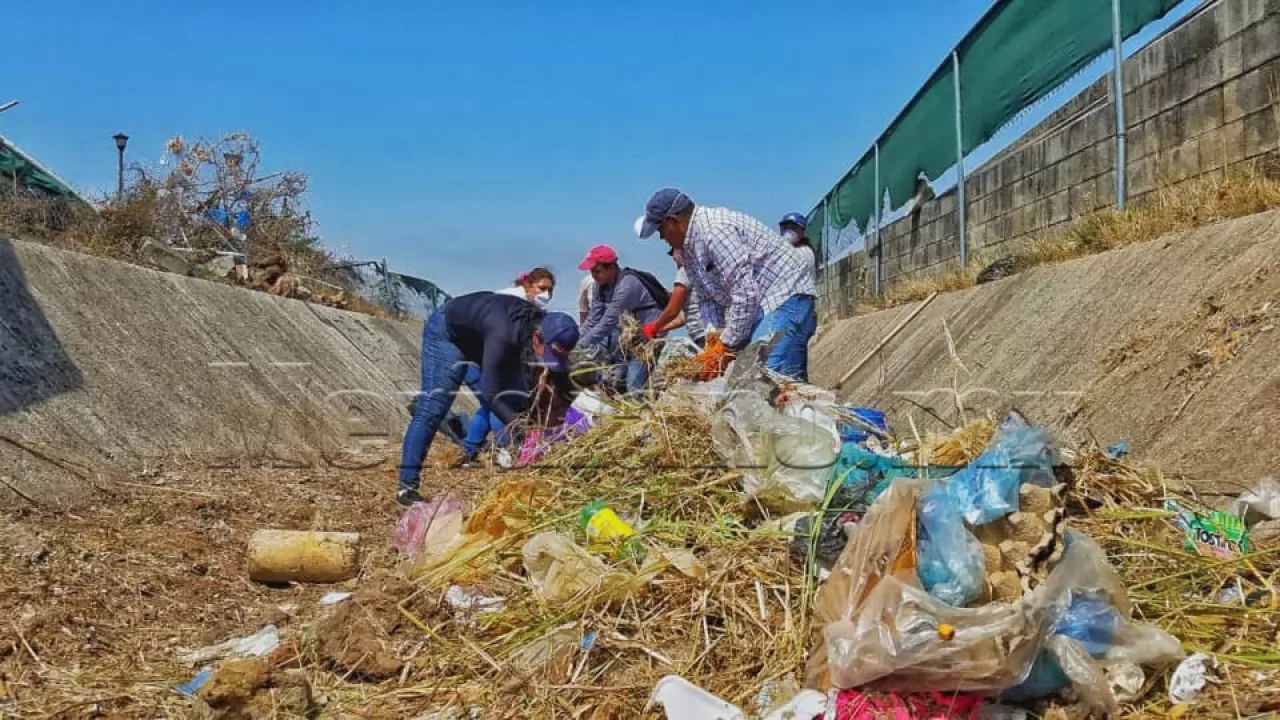 Avanza limpieza de canales ante el temporal de lluvias en Tepic