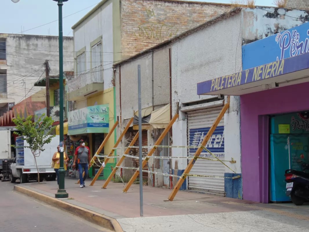 Alertan por viejas casonas que están a punto de desplomarse en Tepic