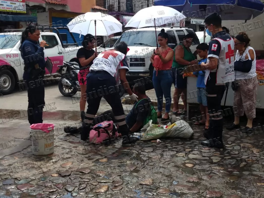 ¡indigente se convulsionó al tropezar en el pitillal!