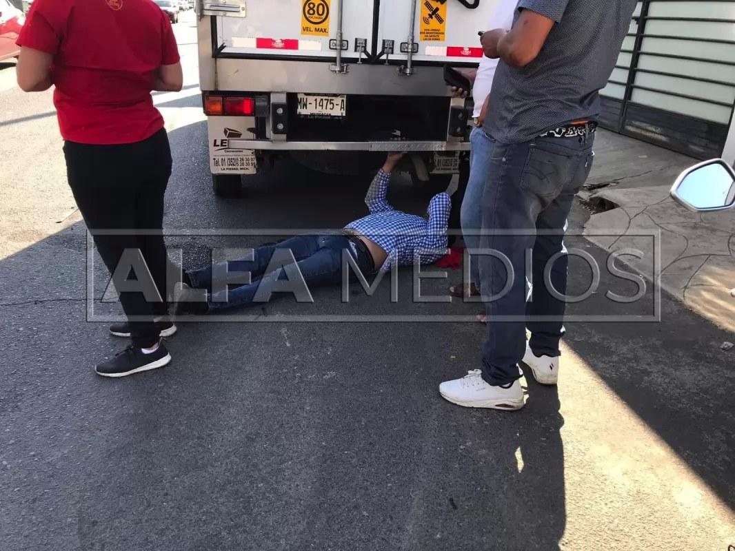 Le corta la circulación a motociclista en el fracc los limones