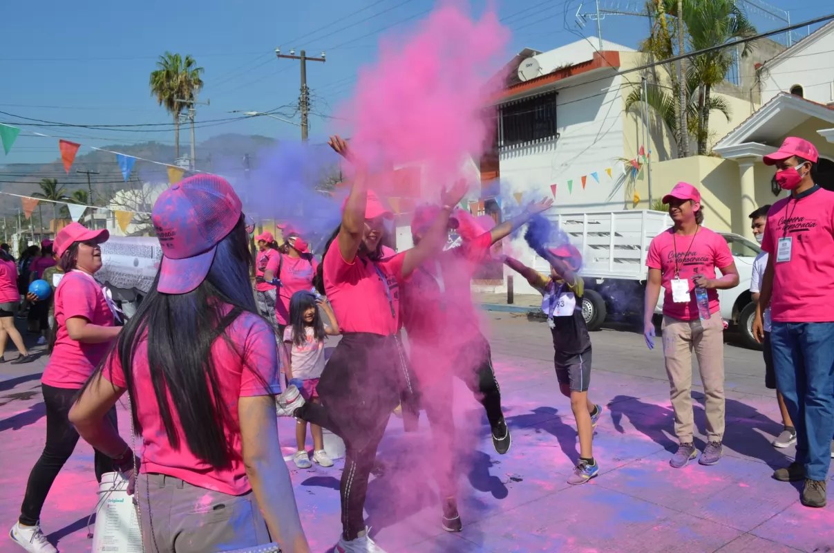 Celebra IEEN \"Caminata recreativa y carrera por la democracia\"