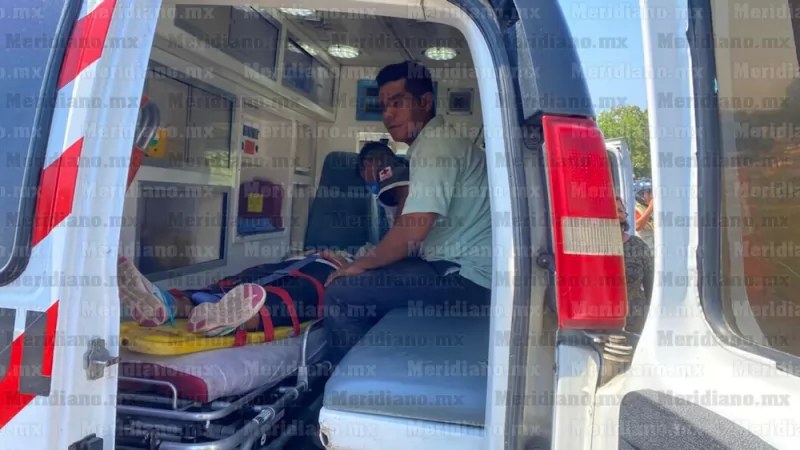 Llevaba jalando otra camioneta y terminaron volcadas