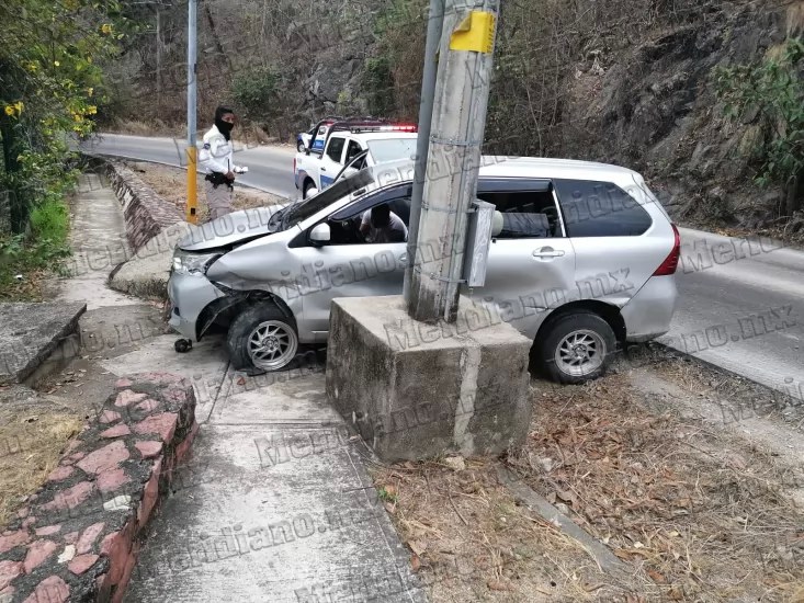¡“por poco y no la cuenta” se estrelló contra un poste!