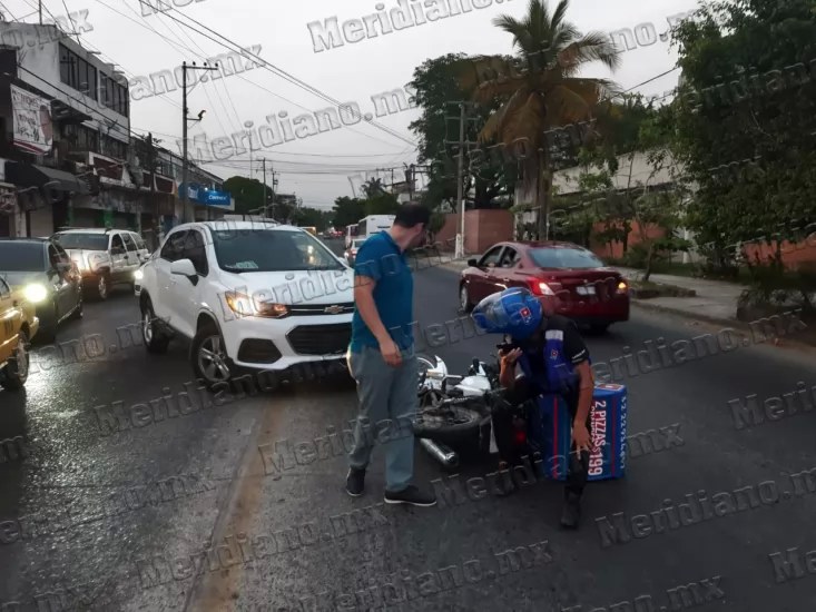 ¡choco joven motociclista!