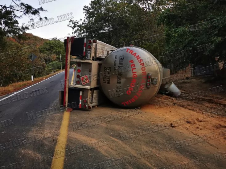 ¡se volcó una pipa cargada de gasolina!