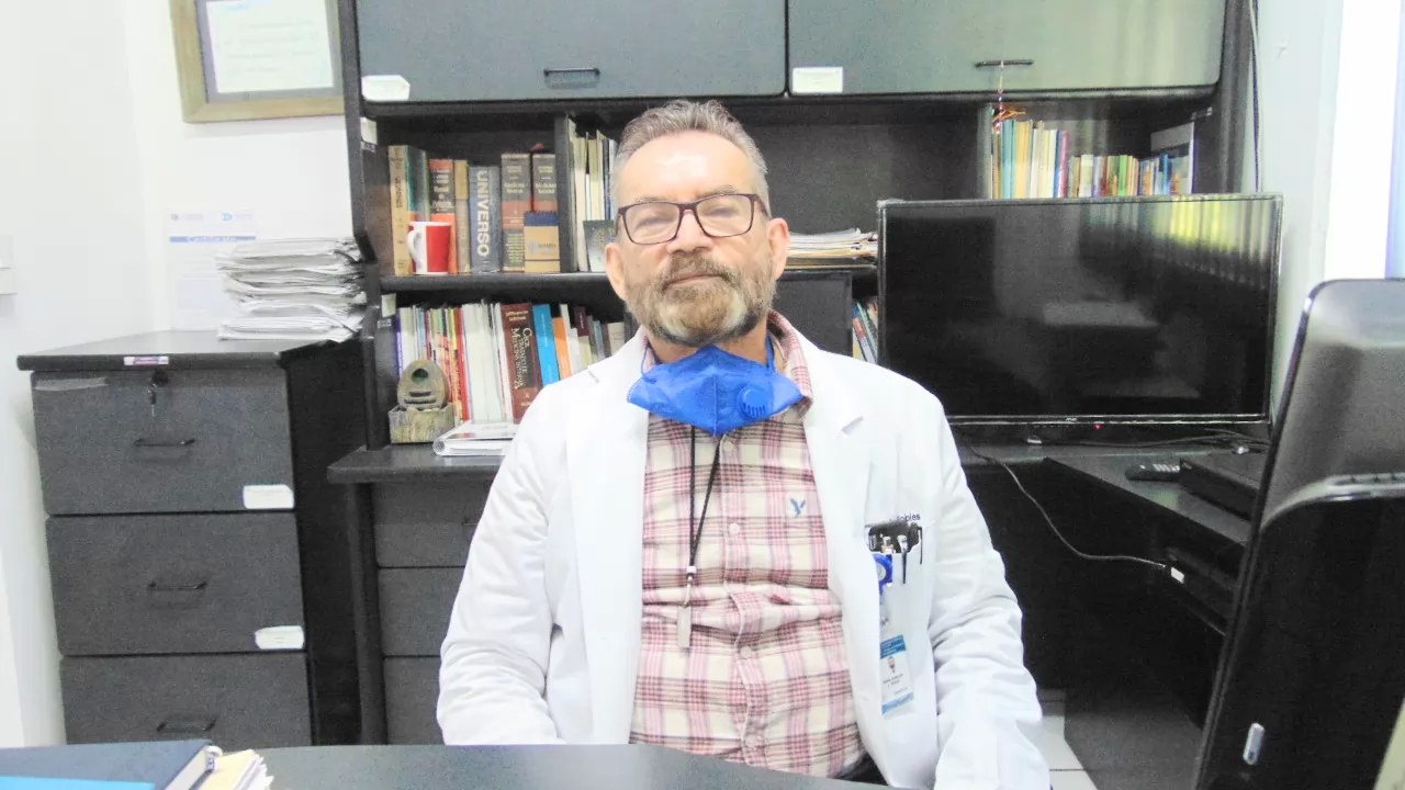 Practicantes de medicina en manos de los hospitales