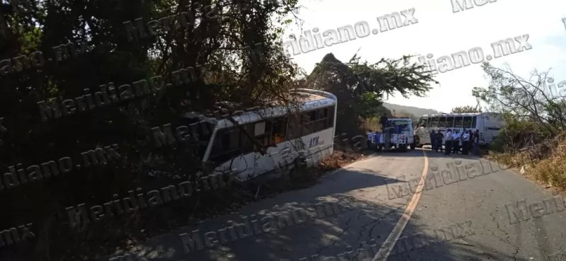 ¡chocaron dos camiones medina, hay 16 heridos!
