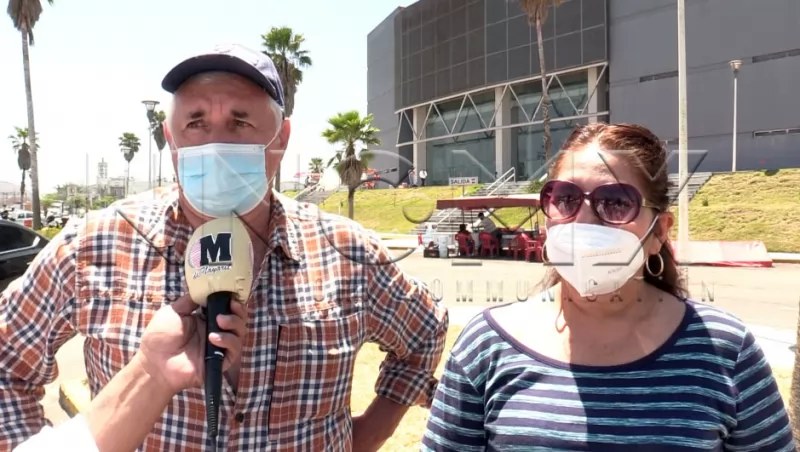 Matrimonio agradece la aplicación de la vacuna contra COVID-19