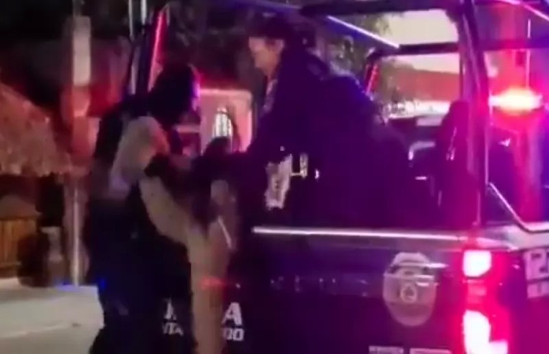 VIDEO: Policías de Tulum, otra vez, someten de forma controversial a un joven