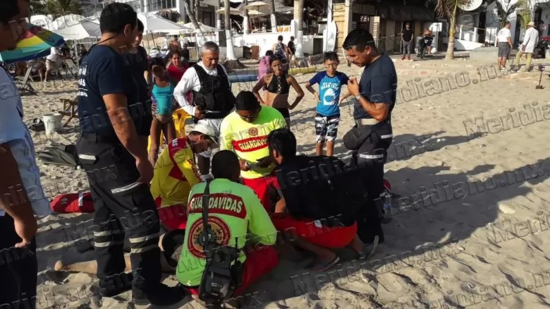 ¡rescatan a dos en playa camarones!