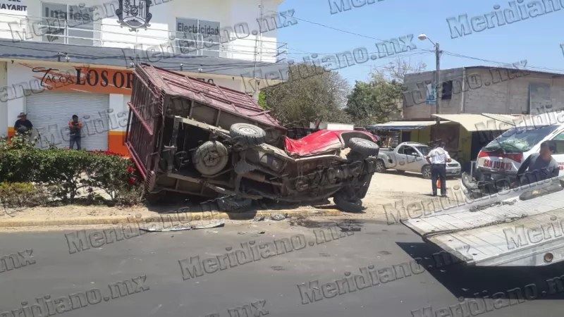 ¡taxi colectivo chocó y volcó a una camioneta!