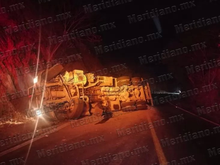 ¡volcó un trailer cerca de mesillas!