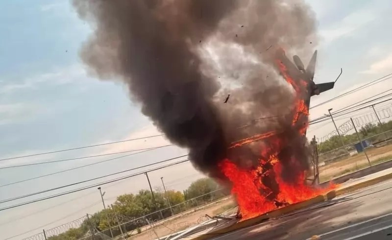 VIDEO: Helicóptero se desploma en carretera de Nuevo León; Al menos un muerto