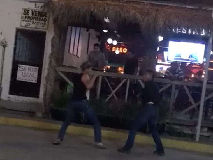 VIDEO: Captan pelea en bar de San Blas; Reportan a supuesto marino grave