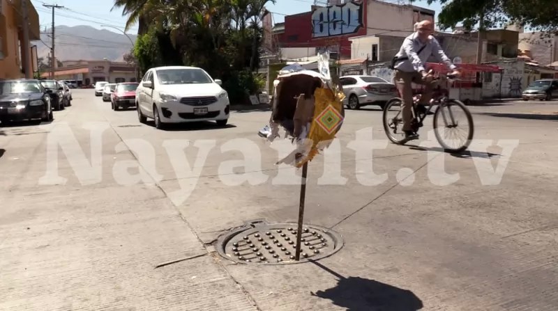 Piden al SIAPA Tepic que cambien la tapa de alcantarilla  dañada en el fraccionamiento Las Aves