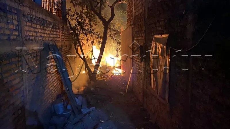 Patio de vivienda se incendia en la colonia Puerta de la Laguna en la capital Nayarita