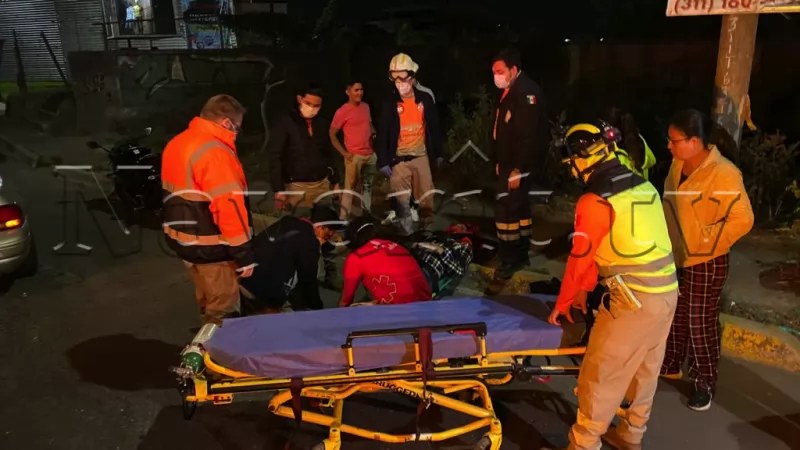 Motociclista resulta lesionado tras impactar con un vehículo, este último se da a la fuga