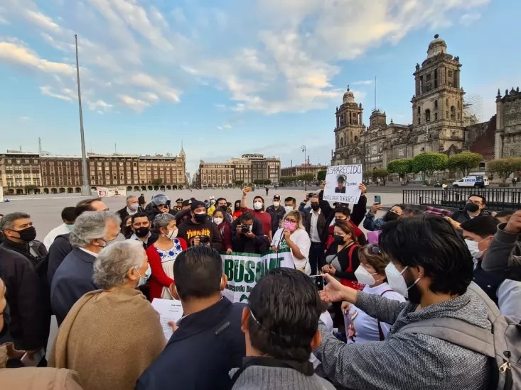 Madres de desaparecidos se manifiestan en Palacio Nacional